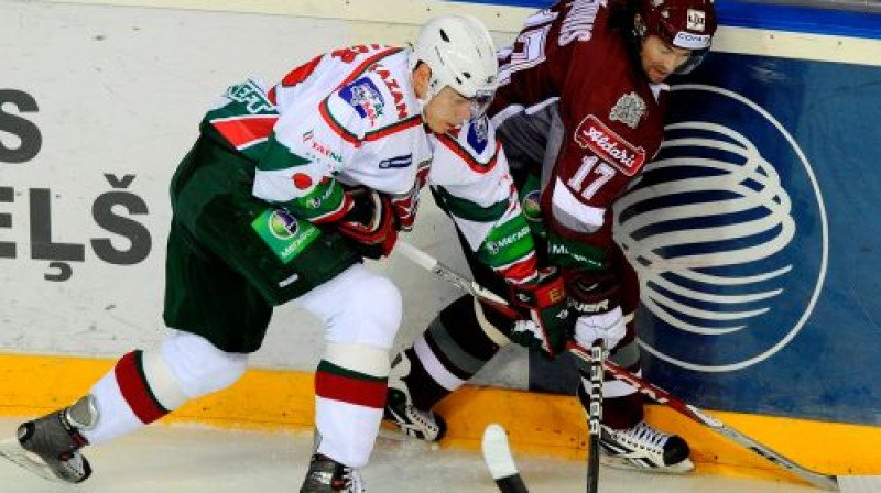 Vai Aleksandrs Ņiživijs ir kreisās vai labās malas uzbrucējs.
Foto: Romāns Kokšarovs, Sporta Avīze, F64