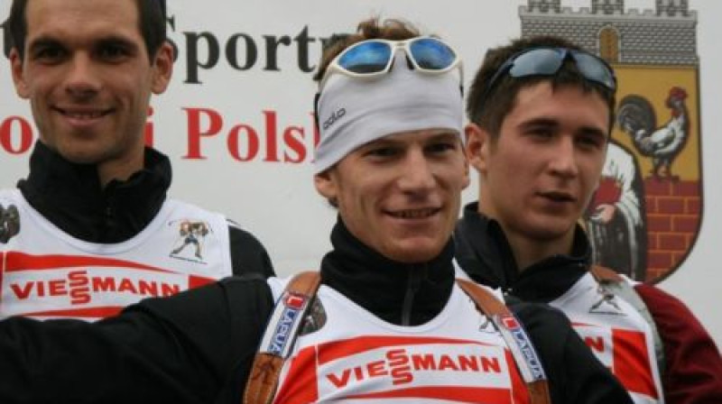 Andrejs Rastorgujevs (pa labi) uz pjedestāla Polijā
Foto: biathlonworld.com