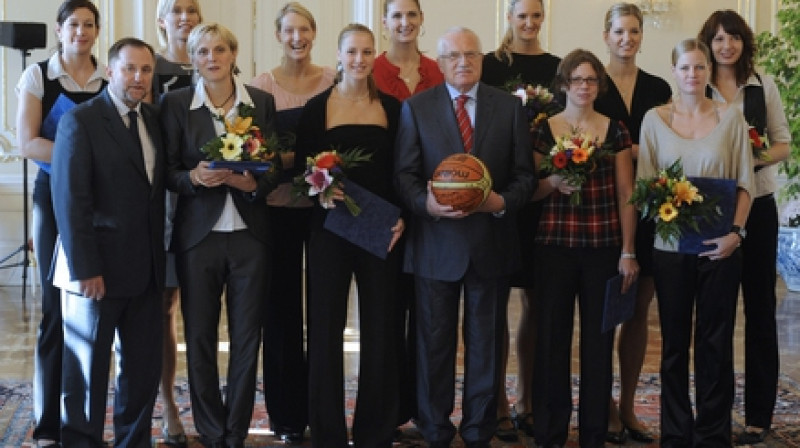 Prezidents Vāclavs Klauss un Čehijas sieviešu basketbola valstsvienība
Foto: Prague Daily Monitor