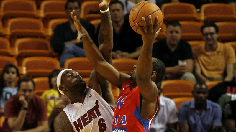 Lebrons Džeimss aizsardzībā pret Džamontu 
Gordonu
Foto: AFP/Scanpix