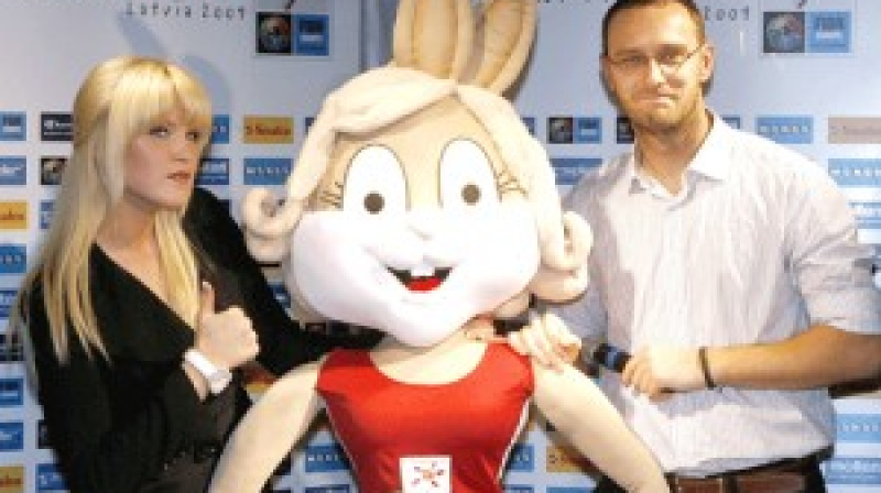 2009.gada Eiropas sieviešu čempionāta prezentācija. No labās: Valts Miltovičs, Banija un Ella. Foto: A.F.I.