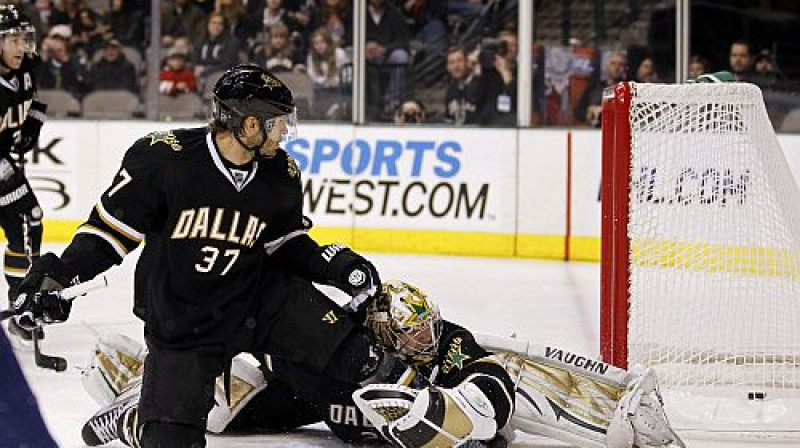 Kārlis Skrastiņš un Kari Lehtonens bezspēcīgi novērst vārtu zaudējumu
Foto: Reuters/Scanpix