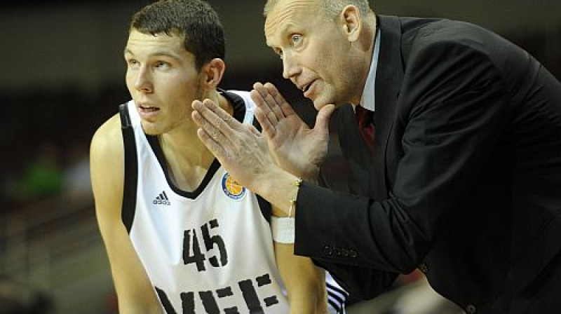 Rims Kurtinaitis dod norādījumus Dairim Bertānam
Foto: Romāns Kokšarovs, Sporta Avīze, f64