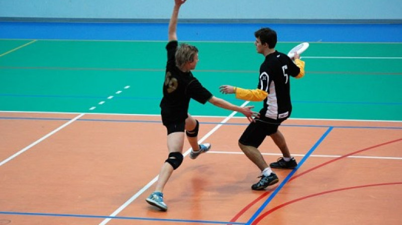 Kadrs no "RTU" un "Flying Worms" spēles Ventspilī Latvijas Frisbija čempionātā telpās 2009/2010