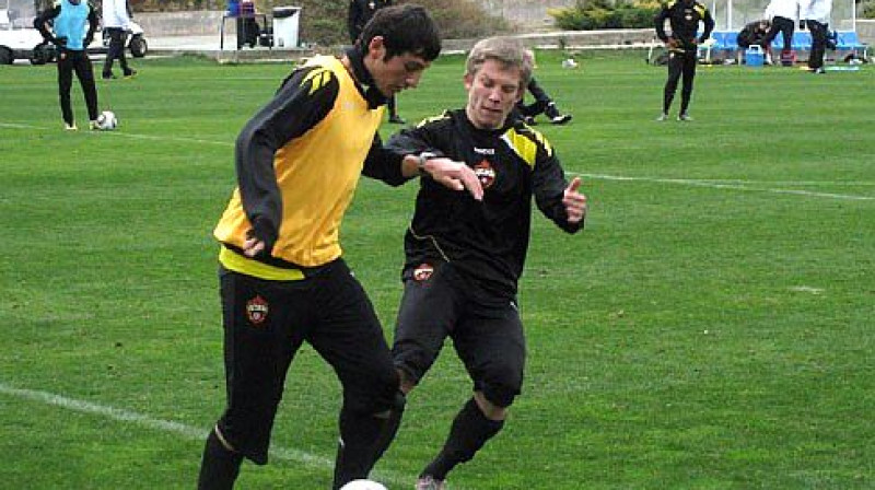 Aleksandrs Cauņa (pa labi) pret Alanu Dzagojevu 
Foto: www.pfc-cska.com