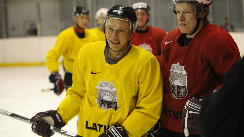 Francijas kluba "Lyon" un Rīgas "Dinamo" uzbrucēji - Elviss Želubovskis un Andris Džeriņš 
Foto: Romāns Kokšarovs, Sporta Avīze, f64