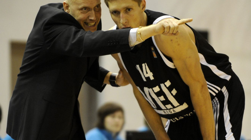 Rims Kurtinaitis un "VEF Rīga" spēka uzbrucējs Kaspars Bērziņš
Foto: Romāns Kokšarovs, Sporta Avīze, f64