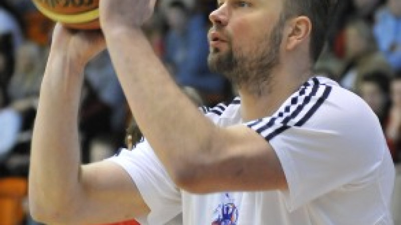 Drošā roka - pieckārtējais LBL Zvaigžņu spēles trīspunktnieku konkursa uzvarētājs Uvis Helmanis.
Foto: Romualds Vambuts, sportacentrs.com