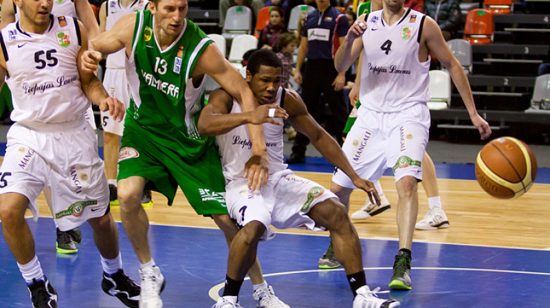 Valmierietis Jānis Graudiņš cīņā ar liepājnieku pārspēku.
Foto: Jānis Priedītis