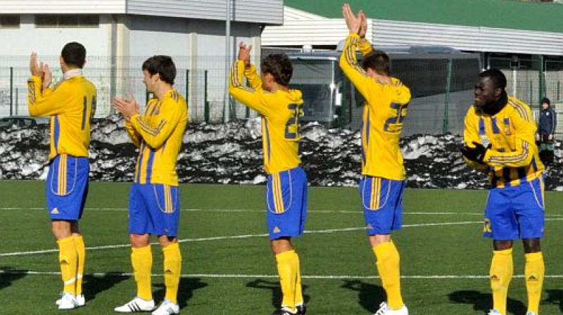 "Ventspils" futbolisti var svinēt. No kreisās abi vārtu guvēji Oļegs Laizāns un Eduards Suhanovs