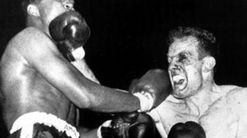 Henrijs Kūpers (pa labi) slavenajā 1963. gada cīņā
pret Kasiusu Kleju. Foto: boxrec.com