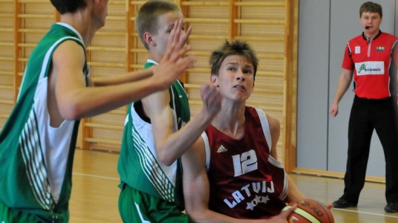 Latvijas U14 izlasei Baltijas kausa izcīņas izšķirošajā mačā ar Lietuvas izlasi bija darīšana ar sāncenšu fizisko pārspēku.
Foto: Romualds Vambuts