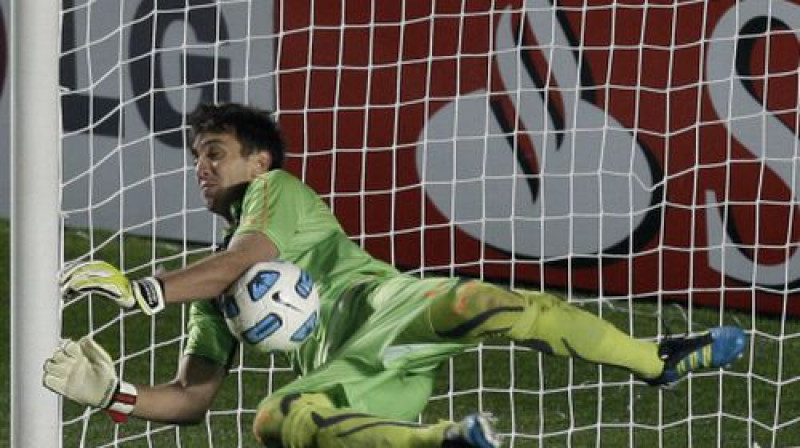 Fernando Muslera atvaira Karlosa Tevesa 11m sitienu
Foto: AP/Scanpix