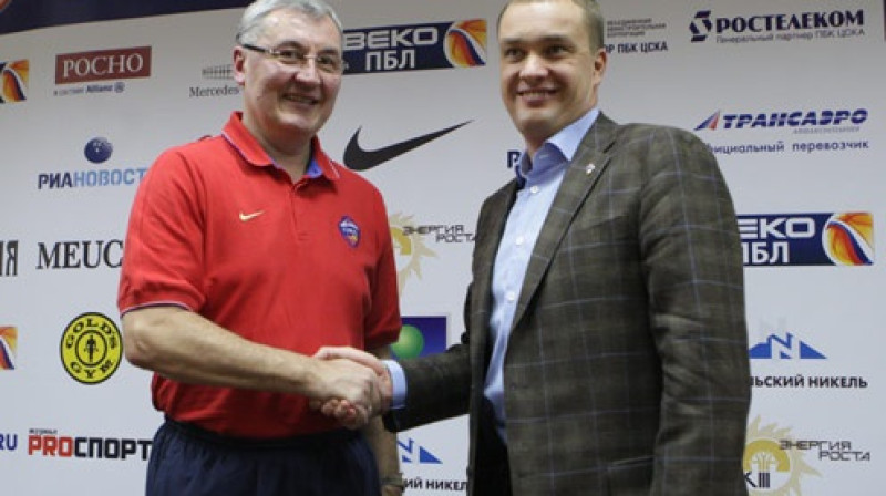 2011. gada ziemā Vatutins uz Maskavu uzaicināja lietuviešu treneri Jonu Kazlausku, kura vadībā CSKA uzvarēja Krievijas Premjerlīgas debijas sezonā, finālā pieveicot Rima Kurtinaiša...