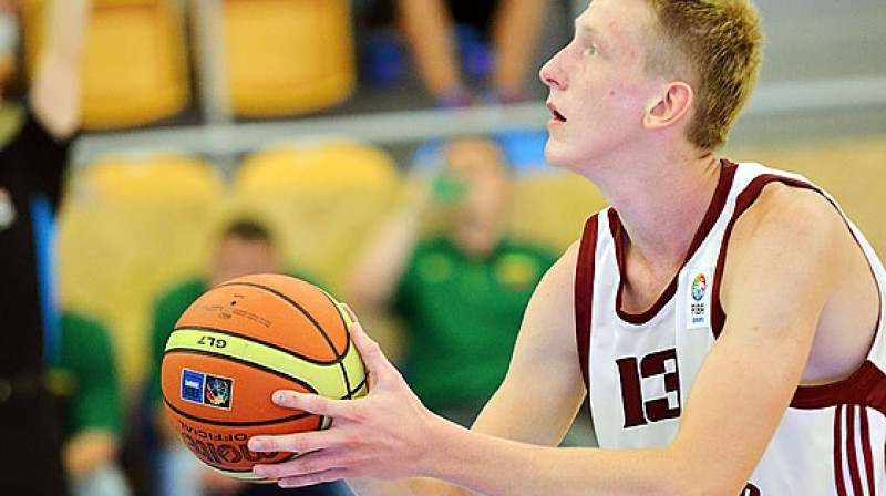 Rolands Šmits bija Latvijas kadetu izlases rezultatīvākais spēlētājs Eiropas čempionāta pirmajā posmā - 47 punkti.
Foto: fibaeurope.com