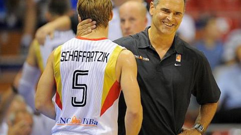 Uzvaru nesošā metiena autirs Heiko Šafarciks saņem trenera Dirka Bauermana apsveikumus 
Foto: em2011.basketball-bund.de