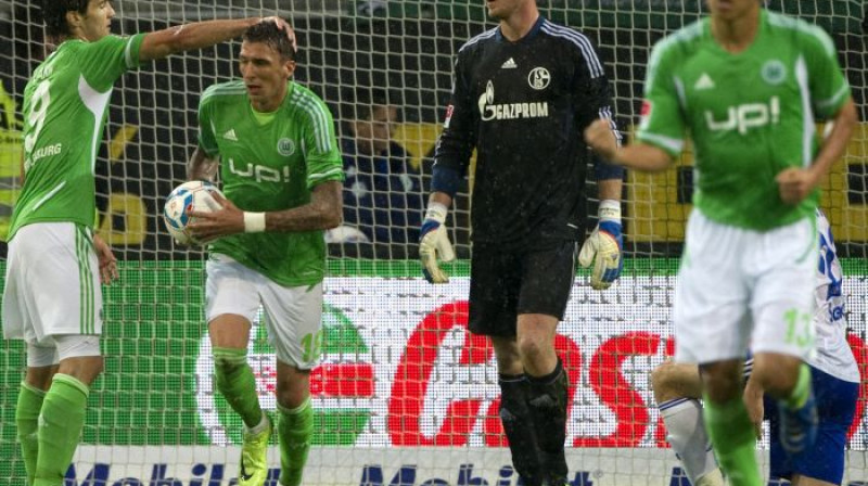 Mario Mandzukičs (otrais no kreisās) šovakar divreiz sarūgtināja "Schalke 04" vārtsargu Ralfu Fērmanu (Foto: AFP/Scanpix)