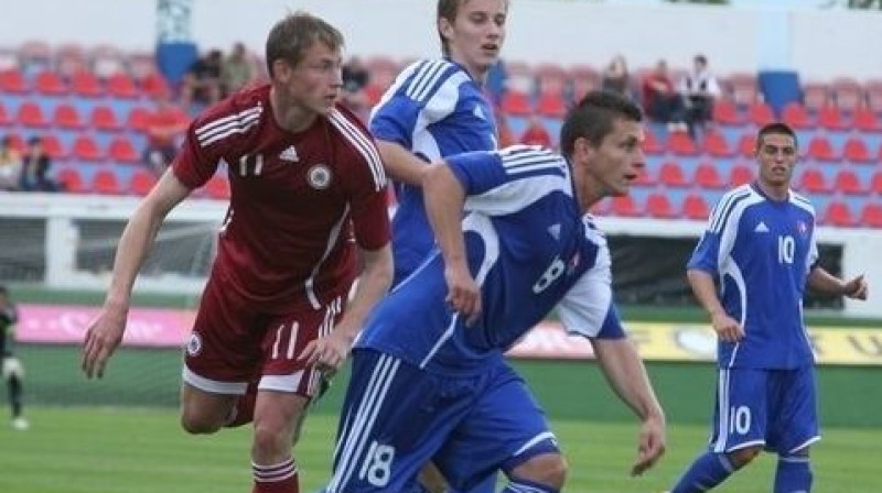 Pirmajā abu komandu spēlē Eduardam Višņakovam (pa kreisi) slovāki neļāva izvērsties (Foto: www.futbalsfz.sk)