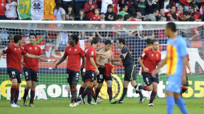 "Osasuna" uzvaras vārtu autors Alvaro Sehudo (bez krekla)
Foto: AFP/Scanpix