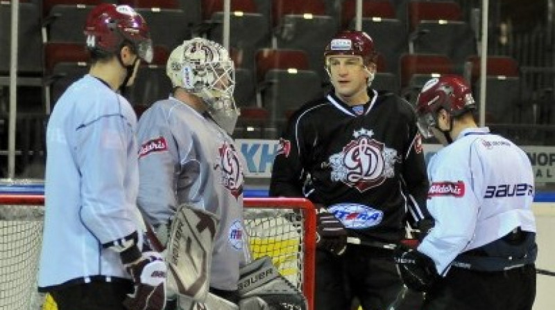 "Dinamo" hokejisti treniņā
Foto: Romualds Vambuts