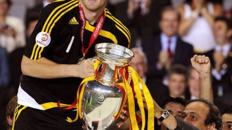 Mišels Platinī 2008. gadā pasniedza Eiropas čempionāta trofeju Spānijas izlases vārtsargam Ikeram Kasiljasam
Foto: AFP/Scanpix