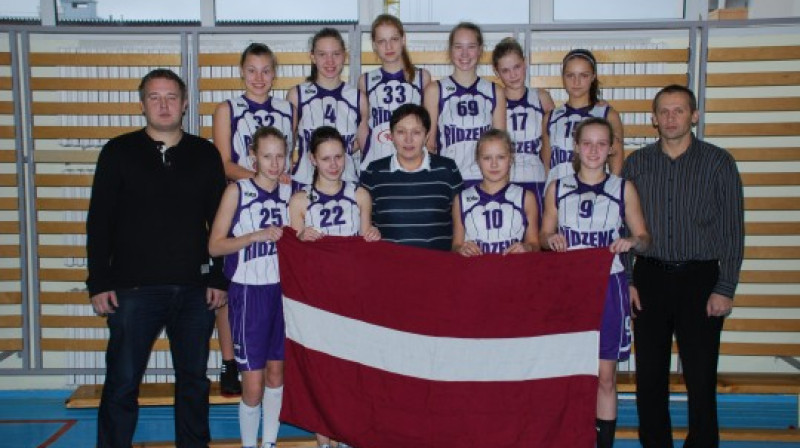 Treneru Lilitas Bergvaldes un Aināra Čukstes vadītā "Rīdzenes" komanda Austrumeiropas meiteņu basketbola komanda ir izcīnījusi 10 uzvaras 10 spēlēs