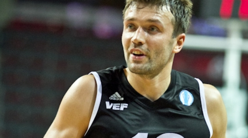 Kristaps Janičenoks un VEF Rīga: laba bilance starptautiskās sezonas starpfinišā.
Foto: vefriga.com