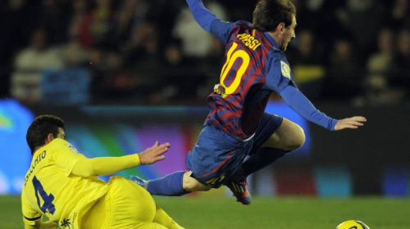 Mateo Musakio ("Villarreal") izklupienā atbruņo Lionelu Mesi ("Barcelona")
Foto: AFP/Scanpix