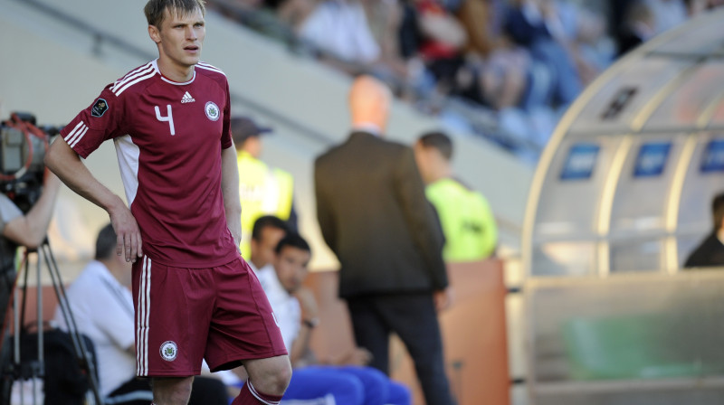 Uzrunātie Latvijas valstsvienības futbolisti ir vienisprātis, ka sarkano kartīti aizsargs Ritus Krjauklis Turcijā nudien nebija pelnījis. Foto: Romāns Kokšarovs, "Sporta Avīze"