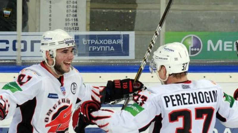 Uzvaras vārtos Ņikita Pivcakins (no kreisās) piespēlēja, bet Aleksandrs Perežogins iemeta
Foto: ITAR-TASS/Scanpix