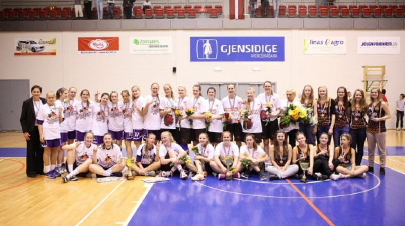 Swedbank LJBL U16 čempionāta medaļnieces: "Kolibri" (1. vieta), "Rīdzenes" (2. vieta) un Valmieras (3. vieta) basketbolistes
Foto: Basket.lv