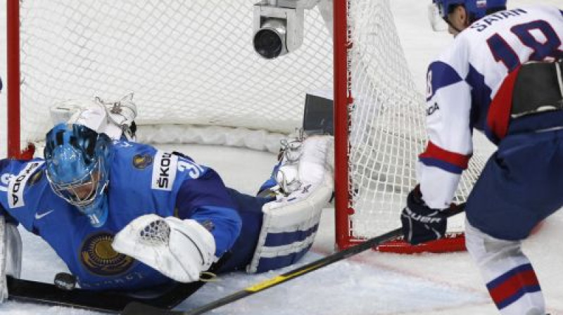 Vitālijs Jeremejevs neļauj iemest Miroslavam Šatanam
Foto: Reuters/Scanpix