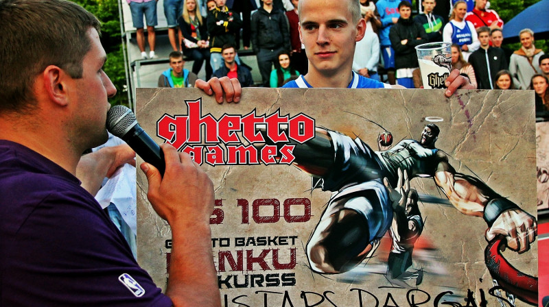 "Ghetto Games" organizators Raimonds Elbakjans apbalvo "Slam dunk:" konkursa uzvarētāju Kristapu Dārgo
Foto: Renārs Buivids