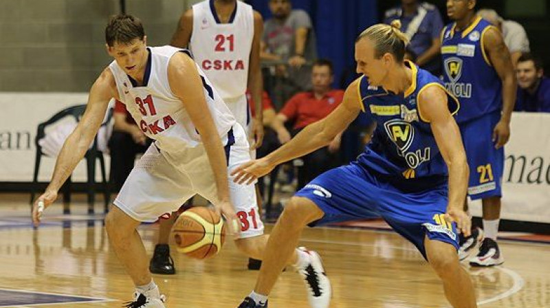 Jānis Porziņģis cīņā ar Viktoru Hrjapu
Foto: cskabasket.com