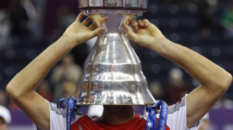 Martins Kližans atļāvās pajokot ar izcīnīto trofeju
Foto: Reuters/Scanpix