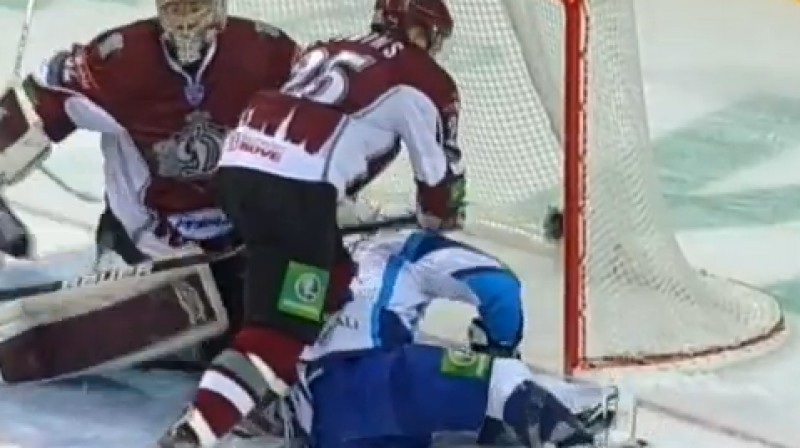 Andris Džeriņš neitralizē pretinieku
Foto: no KHL video