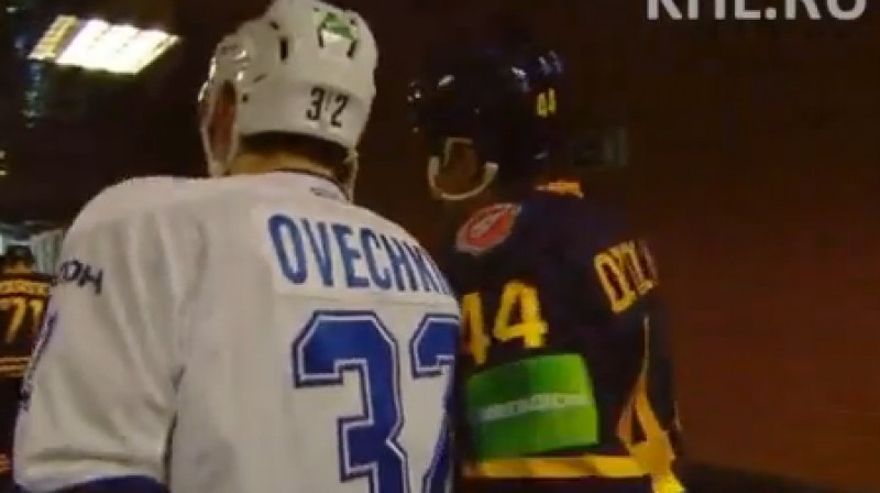 Aleksandrs Ovečkins lūdz Sandim Ozoliņam autogrāfu
Foto: no KHL video