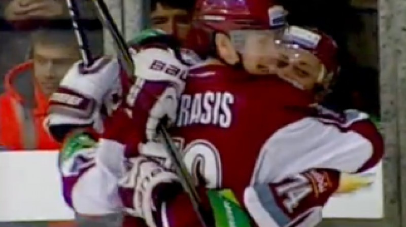 Miks Indrašis un Džeimijs Džonsons svin vārtu guvumu
Foto: no KHL video