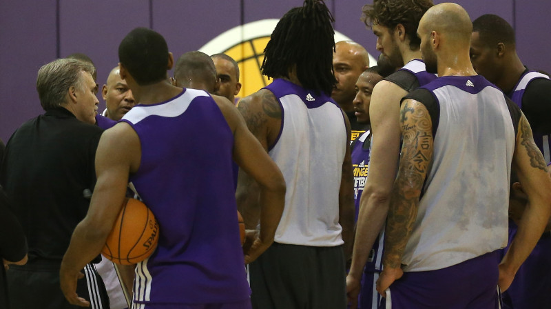 Pirmā d'Antoni treniņā uzruna "Lakers" komandai 
Foto: AFP/Scanpix