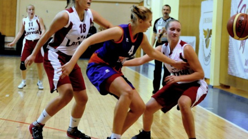U16 izlases spēlētājas Marta Jančevska un Kristiāna Rikveile spēlē pret "TTT juniorēm"
Foto: Romualds Vambuts, Sportacentrs.com