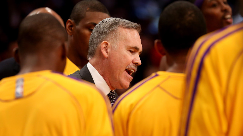 Maiks D'Antoni beidzot aizvadījis pirmo spēli kā "Lakers" treneris 
Foto: AFP/Scanpix