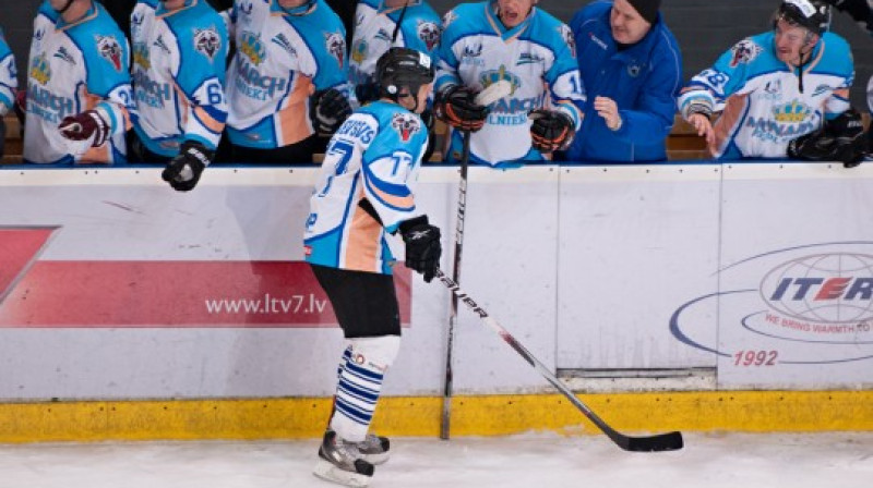 Ozolnieki/MONARCH hokejisti svin kārtējo vārtu guvumu pār SK Rīga96 hokejistiem.
Foto: Vladislavs Proškins