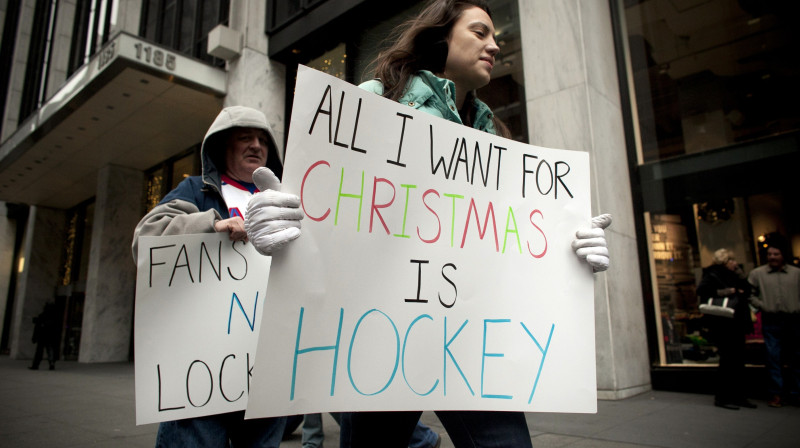 Līdzjutēji protestē pie NHL ofisa Ņujorkā 
Foto: AFP/Scanpix