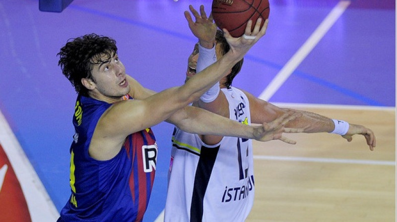 "Barcelona" horvātu centrs Ante Tomičs cīņā pret "Fenerbahce" spēlētāju Deividu Andersenu
Foto: AFP/Scanpix