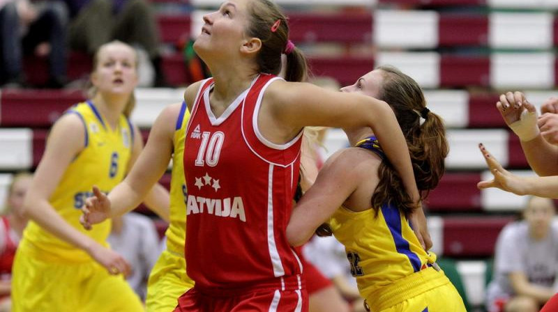 Spēka uzbrucēja Sigita Džarcāne pagarinājumā pret Igauniju guva septiņus punktus un nopelnīja Latvijas U18 izlases vērtīgākās spēlētājas balvu
Foto: Basket.ee