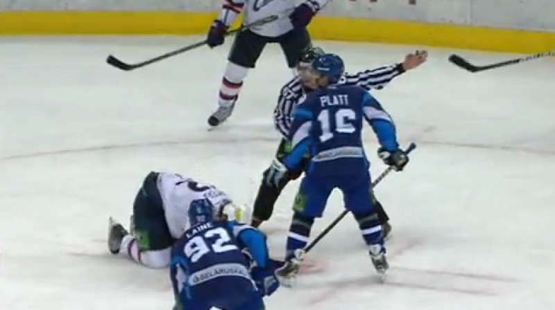 Džefs Plets nepareizi trāpījis
Foto: no KHL video