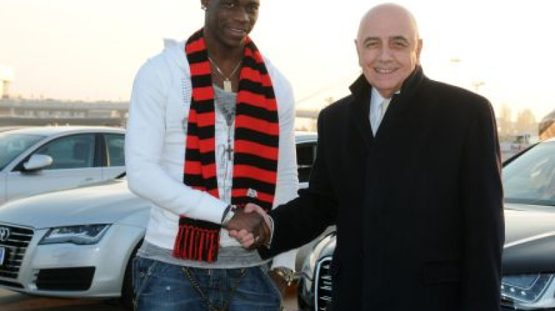 Mario Balotelli un Adriano Galjāni
Foto: AFP/Scanpix