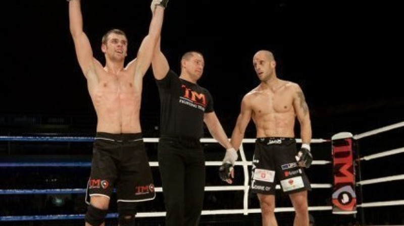 Artūrs Čerņavskis (no kreisās) uzvarā pār Džimiju Immonenu
Foto: tmfight.lv