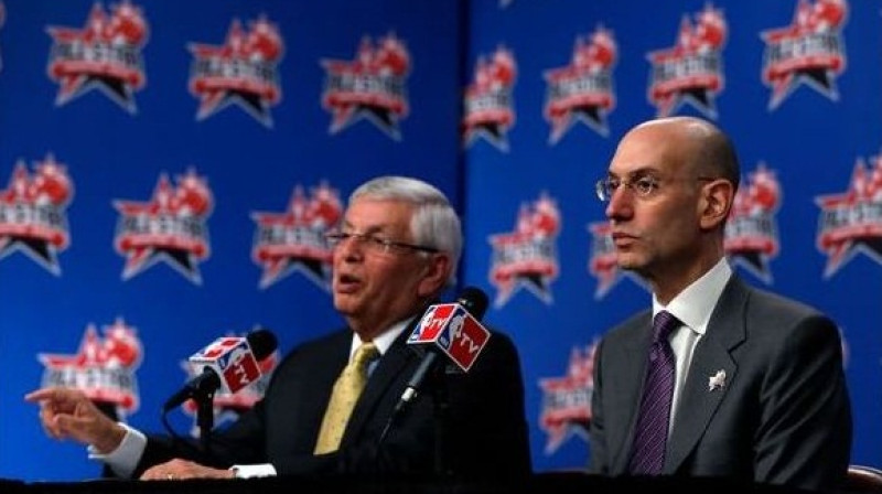 NBA komisārs Deivids Sterns un viņa vietnieks Ādams Silvers 2013. gada 16. februārī preses konferencē Hjūstonā, Teksasā
Foto: AFP/Scanpix