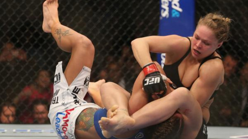 Ronda Rouzija dominē pār Lizu Karmoušu
Foto: sherdog.com